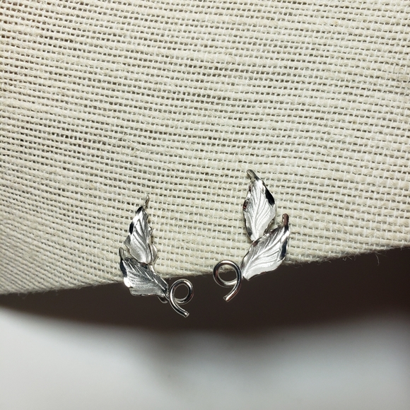 Vintage Silvertone Clip-on Leaves and Vine Earrings - Picture 3 of 8